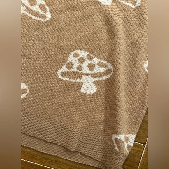 Mushroom crewneck sweater. - Picture 3 of 4